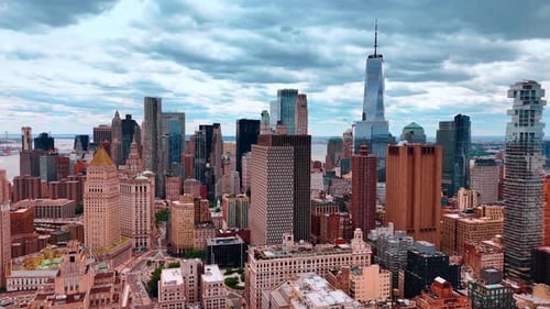 Vuele sobre el paisaje urbano de Nueva York, EE. UU. Hermoso centro de la ciudad bajo el cielo nublado
.