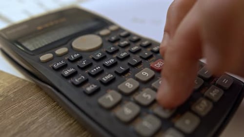Nahaufnahme der Buchhaltung; Buchhalter mit Taschenrechner Nahaufnahme, Universitätsprüfung mit Taschenrechner