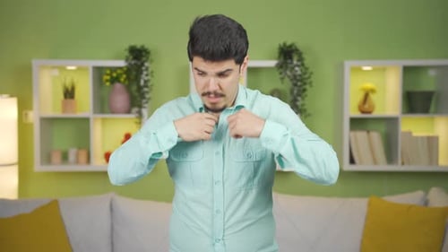 Homme transpirant et suffoquant à la maison pendant la chaleur estivale.
