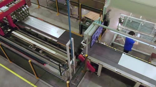 La chaîne de production transforme les parties arrière des réfrigérateurs en vue du dessus