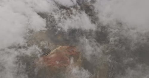 Survol aérien de Maui Hawaii V33 à vol d'oiseau au-dessus du mont Haleakala, survolant des couches de nuages, r