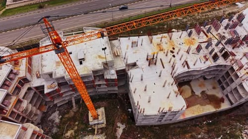 Descripción general del sitio de construcción que muestra el progreso de la grúa y la construcción en la ciudad