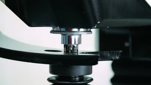 Arbeiter bedient Pressmaschine in der Werkstatt. Techniker, der während der Verarbeitung eine Stanzmaschine verwendet