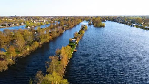 Vue aérienne d'une rivière coulant dans une végétation luxuriante par une journée ensoleillée Vinkeveense Plassen Pays-Bas