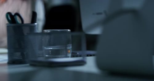 Coworking, digitação manual e computacional com empresários e tecnologia à noite