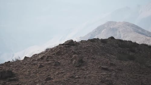 Vue panoramique sur les montagnes du Pamir au Tadjikistan pendant la lumière matinale