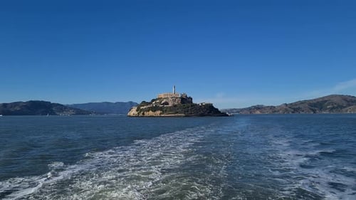 Départ de l'île-prison d'Alcatraz par une journée ensoleillée, baie de San Francisco, Californie, États-Unis