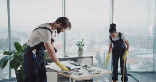 Équipe d'entreprise diversifiée de concierges nettoyant le bureau de l'entreprise Portrait intérieur d'un beau caucasien