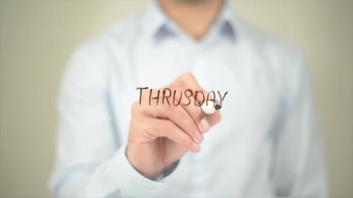 Mann schreibt auf transparentem Bildschirm