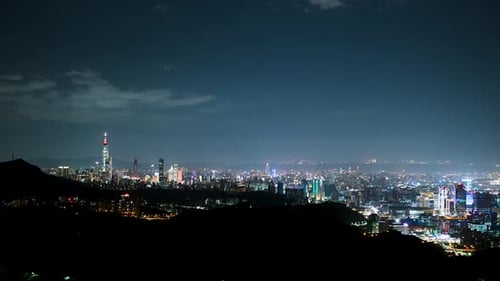 Nuvens se movendo no céu à noite. Luzes de néon brilham na vibrante paisagem urbana
.