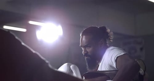 Deux combattants à l'intérieur d'un ring de boxe dans un incroyable ralenti. Confrontés les uns aux autres avec compétence
,