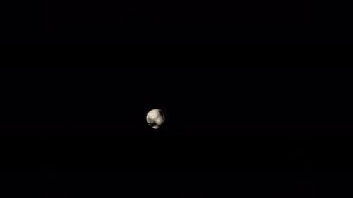 Abnehmender Mond bewegt sich hinter den Wolken am Nachthimmel - Zeitraffer