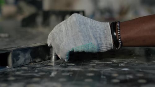 Arbeiter, der mit Metallteilen arbeitet