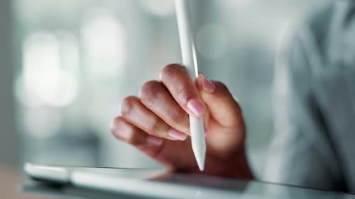 Personne, mains et écriture avec un stylet pour un dessin numérique, un croquis ou un affichage interactif