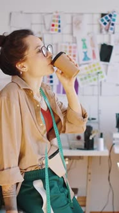 Kaffeepausen-Tracking-Aufnahme eines Modedesigners, der frischen Kaffee zum Mitnehmen genießt und sich dabei wohlfühlt