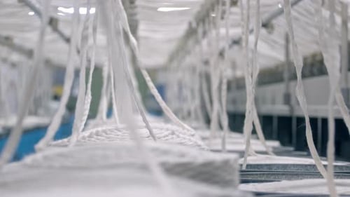 Herstellung Filmmusik Baumwollfäden mit Panoramaaufnahme in einer Textilölfabrik, Bio-Baumwollgarn u