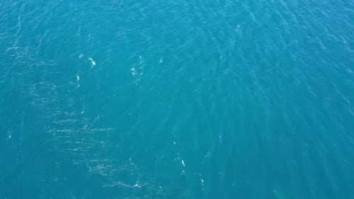 Vue aérienne de la mer bleue et claire, vague de mer, eau de mer
