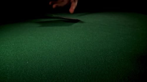 Spielkarten Zwei Asse in der Hand, gefilmt auf einer Hochgeschwindigkeitskamera mit 1000 Bildern pro Sekunde