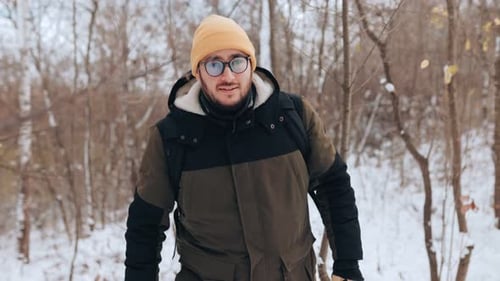 Entdeckung im Winter: Amerikanischer Mann mit Brille, Spaziergänger, Entdeckerreise in die Natur