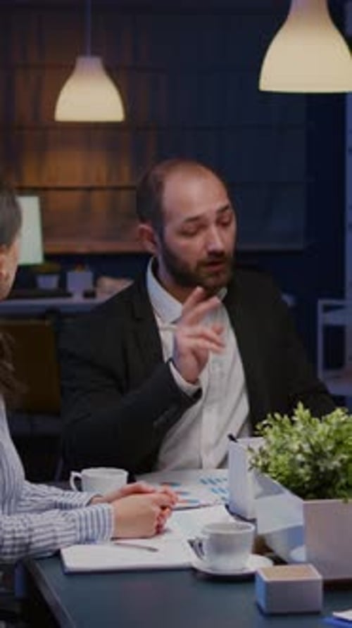 Un homme d'affaires vidéo vertical discute avec une entreprise de résolution de travail d'équipe multiethnique diversifiée