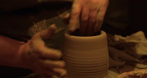 Vase à mains en forme de potier