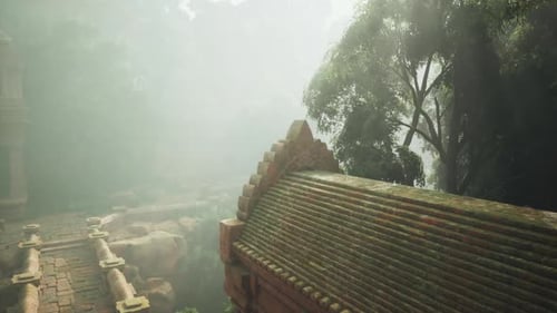 Ruines d'anciens temples couvertes de brume entourées d'une jungle luxuriante au Vietnam