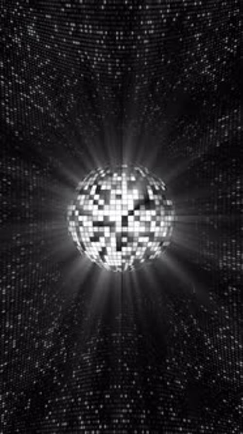 Glänzende Disco-Kugel-Partykugeln an der Decke. Hintergrund mehrerer Discokugeln. Nachtclubs, Tanz, Musik
