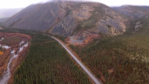 Rodovia Dempster pelas encostas das montanhas Ogilvie em Yukon, Canadá. Foto aérea de Drone