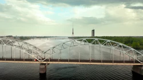 Luftvideo über einem ruhigen Fluss im Stadtzentrum von Riga. 4k-Filmmaterial.