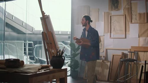 Der Künstler nutzt das Zeichnen als Therapie, um den inneren Frieden im Bright Studio wiederherzustellen