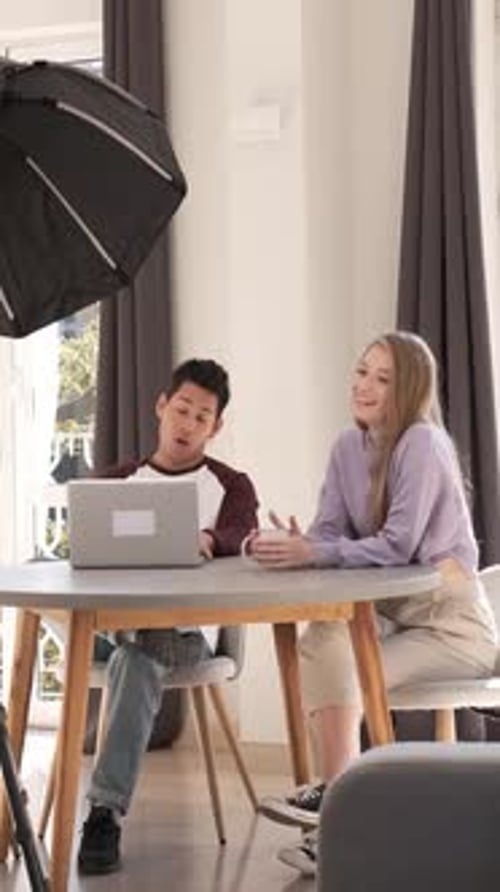 Jeunes acteurs répétant une scène dans un appartement