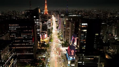 Paisagem urbana noturna da Avenida Paulista, no centro de São Paulo, Brasil.