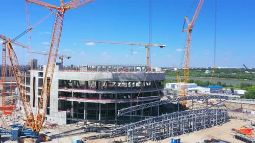 Proceso de construcción de estadios deportivos en las afueras de la ciudad