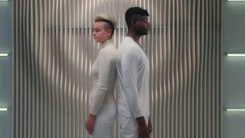 Deux personnes multiraciales multiethniques, homme et femme, innovation future, jeu, métaverse, cyberfuturiste