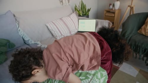 Kind ruht auf dem Rücken der Mutter, arbeitet von zu Hause aus und macht Pause