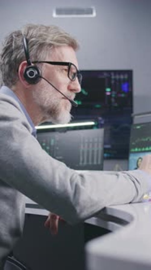 Männlicher Finanzanalyst arbeitet am Multimonitor-Computer mit Aktien in Echtzeit