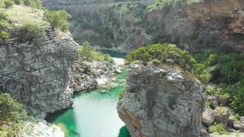 Luftbild des Mountain Moracha River Canyon in Montenegro