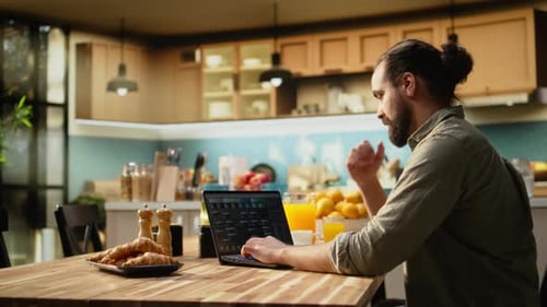 Mann, der sich auf Programmier- und Softwareentwicklungsaufgaben konzentriert