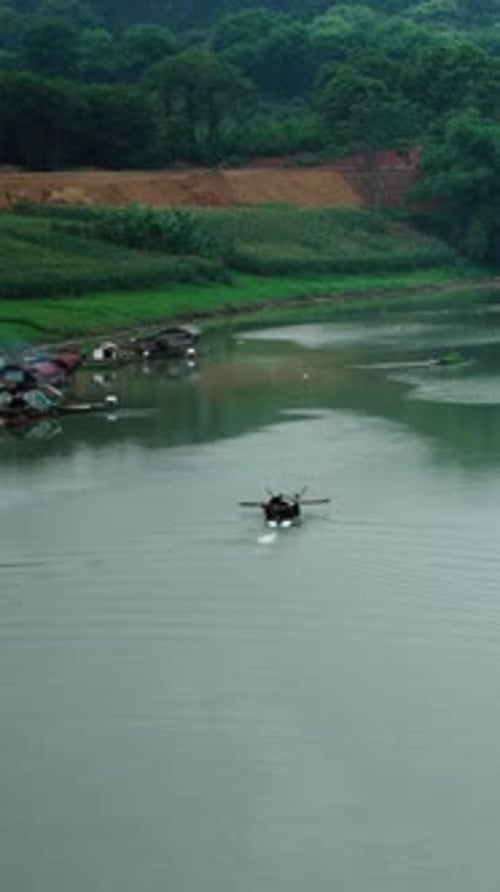 Petits bateaux de pêche pêchant sur la grande rivière au Vietnam au coucher du soleil