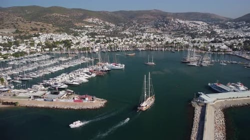 Fantastische Luftaufnahme der Yacht, die den Hafen von Bodrum in der Türkei überquert