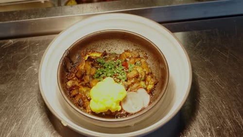 Luxuriöses Essen wird in einem teuren Restaurant serviert. Aufnahme aus hohem Winkel