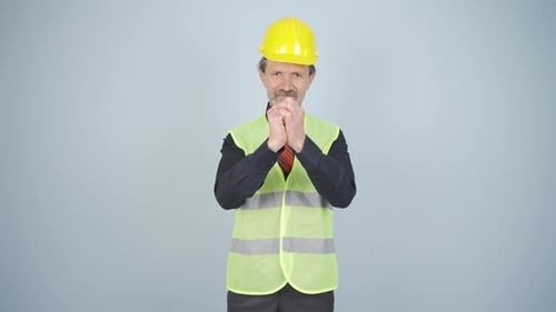 Ingenieur gibt vor der Kamera ein Zeichen von Selbstvertrauen.
