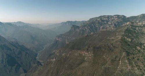 Toma aérea del cañón de Urique en Divisadero, región del Cañón del Cobre, Chihuahua.