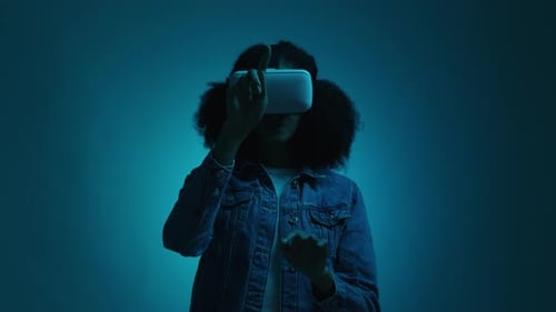 Testeur technologique portant des lunettes dans une pièce sombre