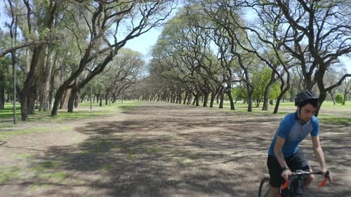 Luftaufnahme eines Athleten, der auf einer Gasse im Park radelt