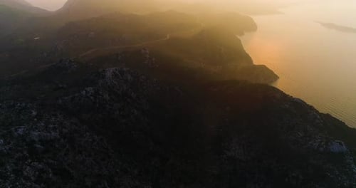 mar y amanecer sobre las montañas al amanecer