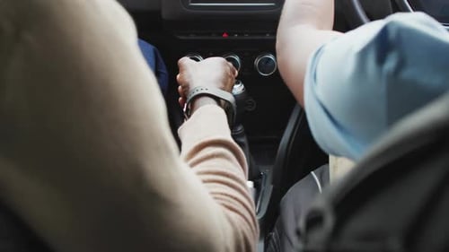 Vídeo das mãos de pai afro-americano aprendendo filho a dirigir um carro