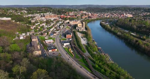 Centro de Morgantown, West Virginia. Rio Monongahela e campus da Universidade WV. Aéreo na hora dourada