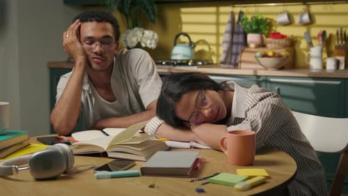 Hombre afroamericano, mujer árabe latina, chica, chico, amigos, estudiantes universitarios, estudiantes de secundaria, cansados