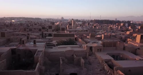 Déplacement aérien : atterrissage dans la vieille ville d'Ardakan Yazd avec des maisons en ruine, des maisons en adobe, le village de Mudbrick à Dese